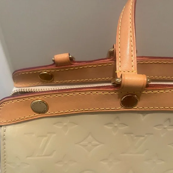 Authentic Louis Vuitton Vernis Brea MM bag. Like new without tags. Beautiful bag - Picture 5 of 13